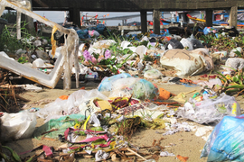 Rác ngập ngụa kéo dài cả cây số ở hạ nguồn Thu Bồn